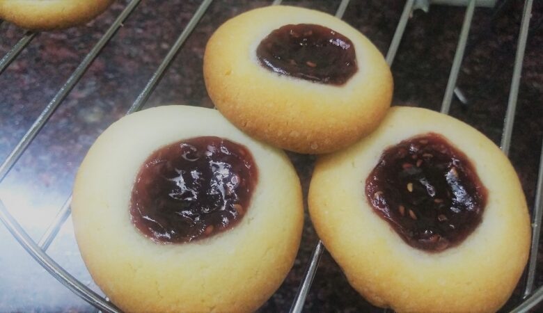 butter-cookies-with-raspberry-jam-centres