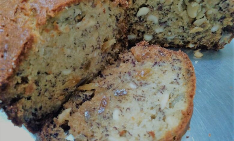 Moist-banana-bread-with-cashewnuts-and-raisins